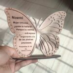 Mariposa con mensaje grabado